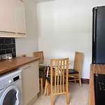 Cosy 2 Bed Flat 1 In Swansea - Home Away From Home