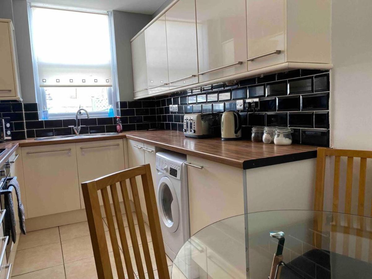 Apartment Cosy 2 Bed Flat 1 In - Away From *