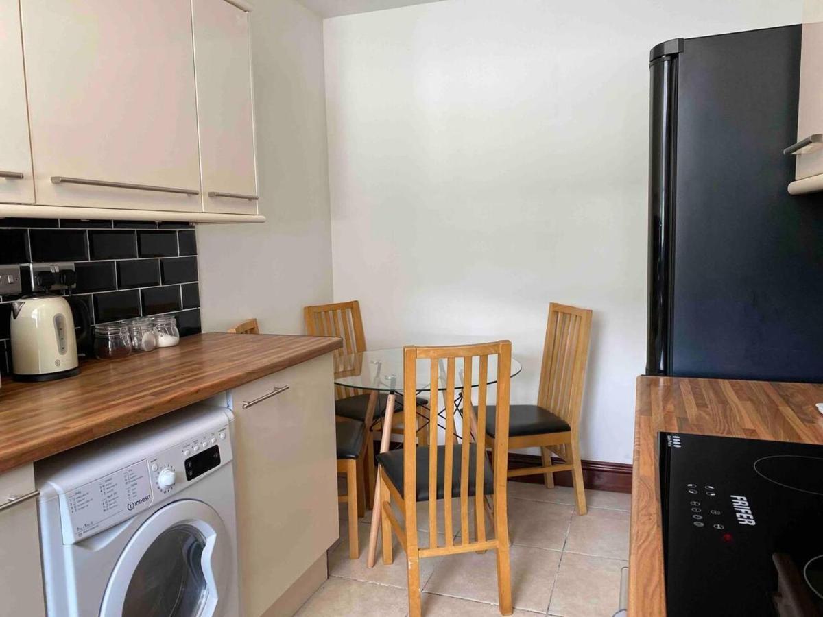 Cosy 2 Bed Flat 1 In - Away From Apartment *
