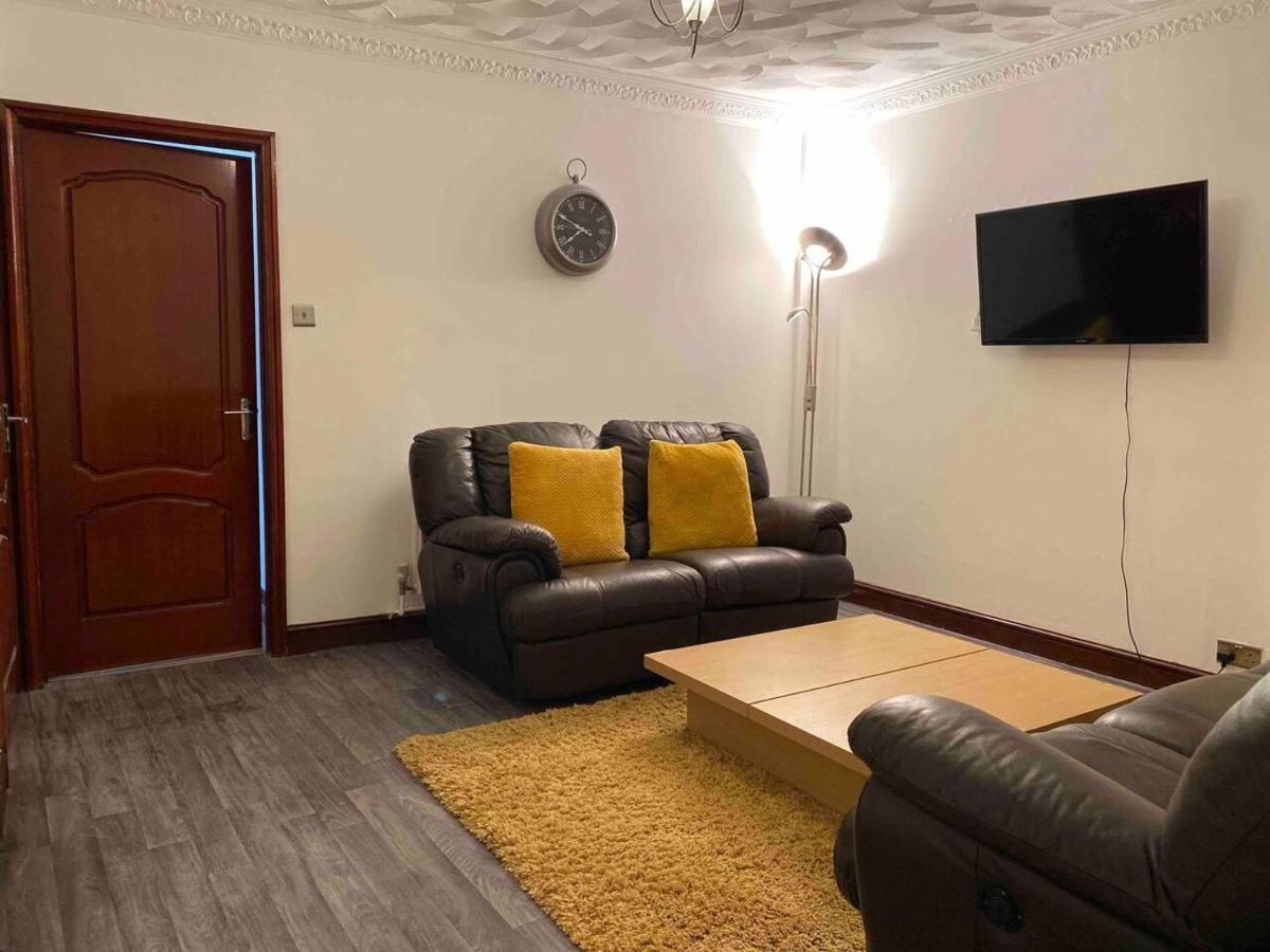 Apartment Cosy 2 Bed Flat 1 In - Away From