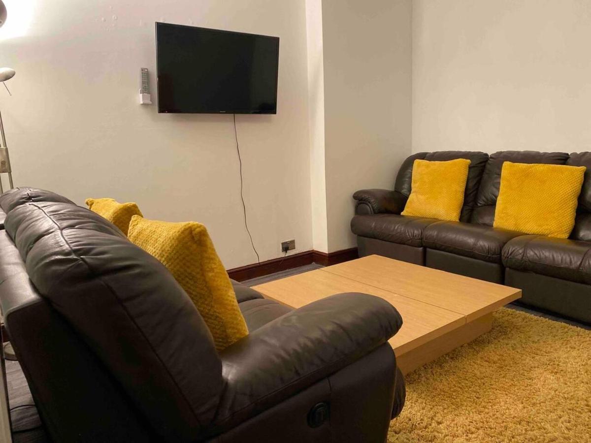 Cosy 2 Bed Flat 1 In - Away From