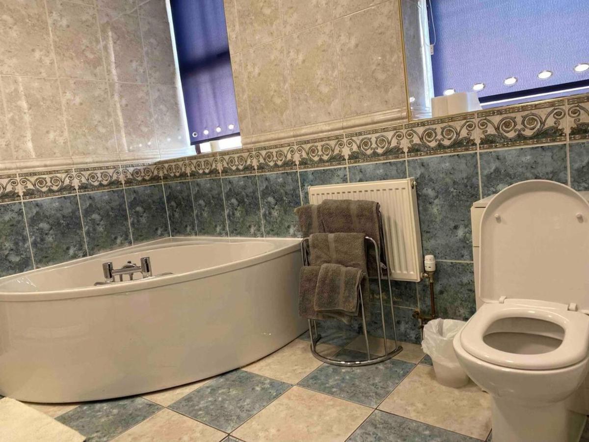 Cosy 2 Bed Flat 1 In - Away From Swansea